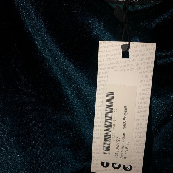 Boohoo green faux velvet bodysuit - Picture 2 of 2